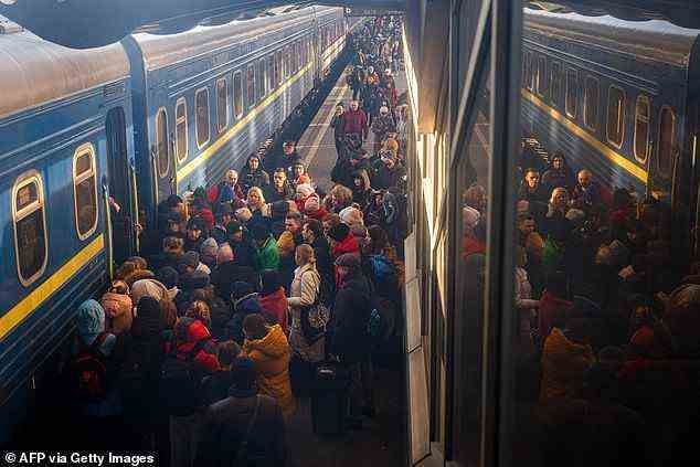 Erschreckend: Tausende von Menschen wurden bei eisigen Temperaturen zusammengekauert gesehen, als sie versuchten, einen Zug außer Landes zu bringen (Bild: Evakuierungszug in Kiew)