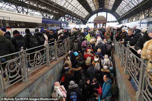 Aussteigen: Tausende ukrainische Einwohner warten stundenlang darauf, in Züge in die Nachbarländer einzusteigen, während russische Streitkräfte weiterhin Städte im ganzen Land bombardieren (Bild: Bahnhof Lemberg)