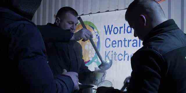 Am Freitag begann die gemeinnützige Organisation, am 24-Stunden-Grenzübergang für Fußgänger in Südpolen warme Mahlzeiten zu servieren