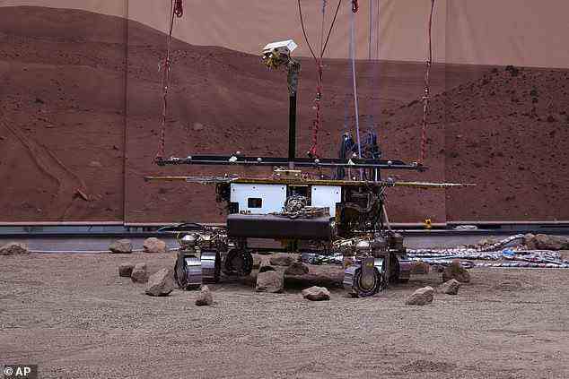 Rosalind Franklin ist ein geplanter robotischer Mars-Rover, der Teil des internationalen ExoMars-Programms ist, das von der Europäischen Weltraumorganisation und dem russischen Roscosmos geleitet wird.  Abgebildet ist Rosalinds Zwilling auf der Erde, bekannt als Amalia, die erfolgreich die Plattform in einem Mars-Geländesimulator verlassen hat