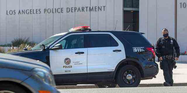 Ein Mitglied des LAPD verlässt sein Hauptquartier in der 1st St. in der Innenstadt von Los Angeles.  (Mel Melcon / Los Angeles Times über Getty Images)