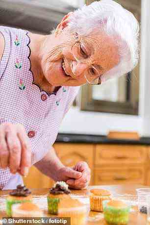 Forscher fanden heraus, dass ältere Frauen, die mindestens vier Stunden täglich Aktivitäten wie Putzen oder Kochen nachgehen, ein viel gesünderes Herz haben als Frauen, die nur zwei oder weniger Stunden einer ähnlichen Aktivität nachgehen