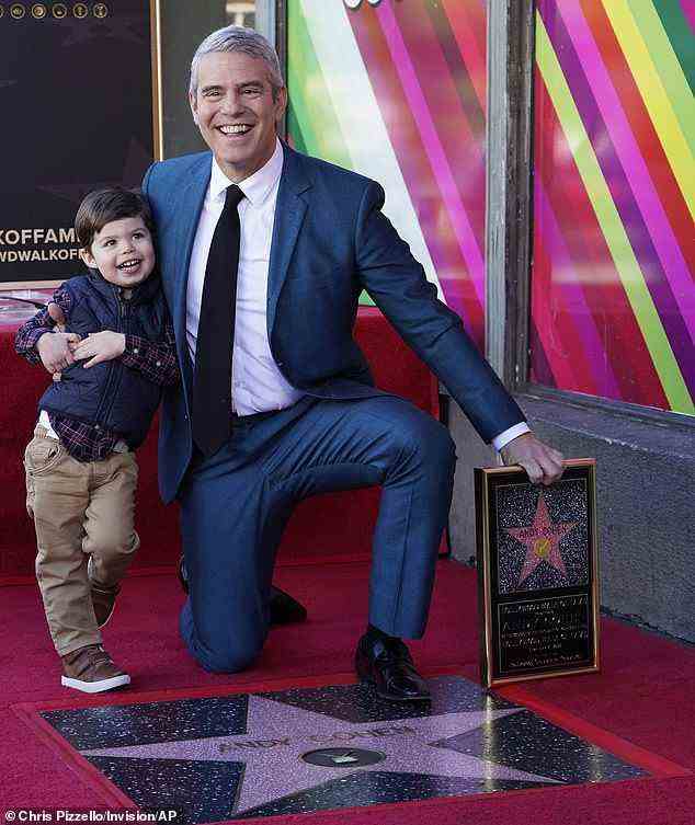 Was für ein Moment: Andy Cohen wurde am Freitag mit einem Stern auf dem legendären Hollywood Walk of Fame geehrt, als er bei der Zeremonie sogar seinen geliebten dreijährigen Sohn Benjamin trug