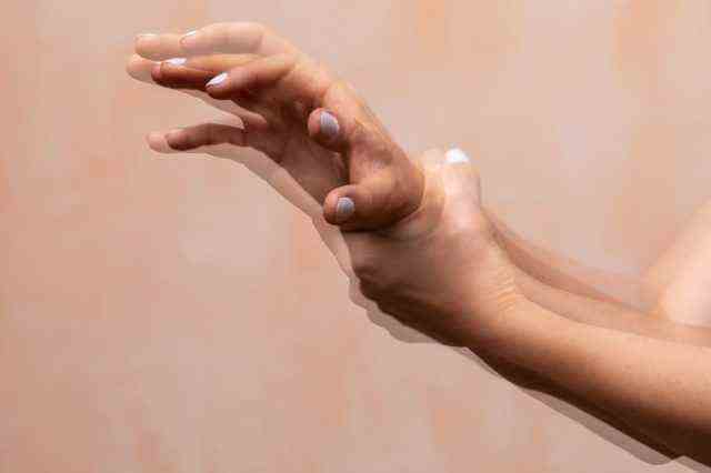 heftiges Händeschütteln eines PD-Patienten (Parkinson-Krankheit), Zittern der Hand- und Handgelenke sind die Hauptsymptome der Erkrankung