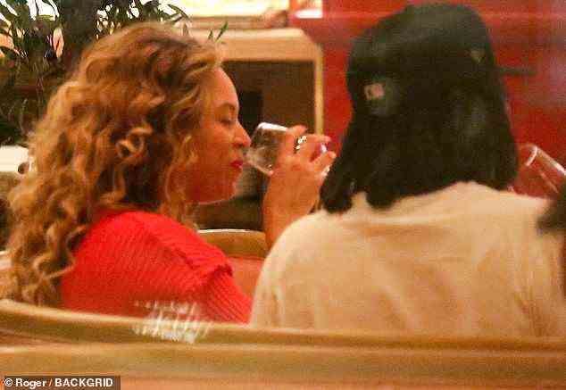 Yum: Beyonce und Jay-Z wurden dabei gesehen, wie sie sich gemeinsam im schicken neuen Hollywood-Etablissement Mother Wolf bei einem Rotwein niederließen