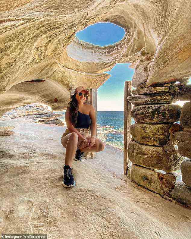 Weniger als eine Stunde vom geschäftigen CBD entfernt bietet die Cape Solander-Höhle einen atemberaubenden Meerblick, umgeben von Felsen und Steinen, die wahrscheinlich durch die Auswirkungen des Meeres geschnitzt wurden