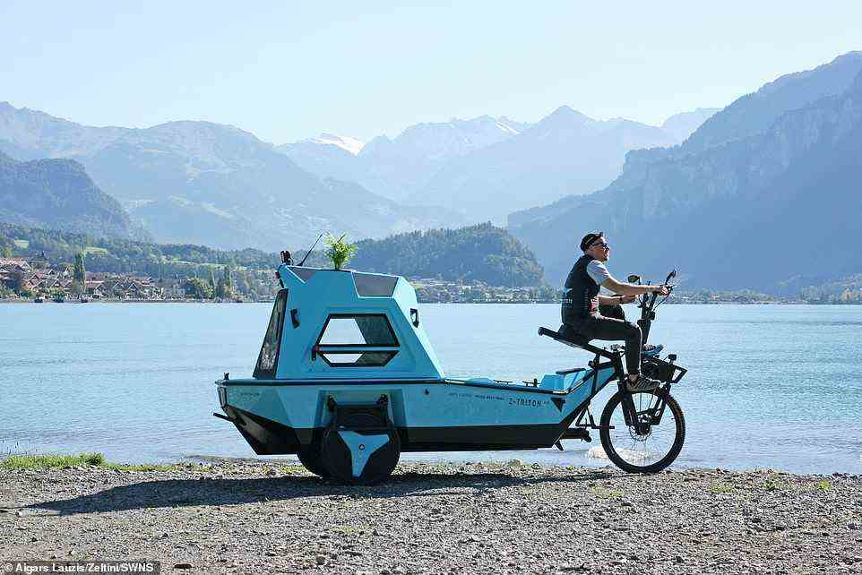Ein lettisches Unternehmen hat eine neue Art des Campingerlebnisses in Form eines vollständig amphibischen „Camper-Trike“ entwickelt, das ins Wasser gehen, mit 24 km/h an Land fahren und zwei Personen schlafen kann