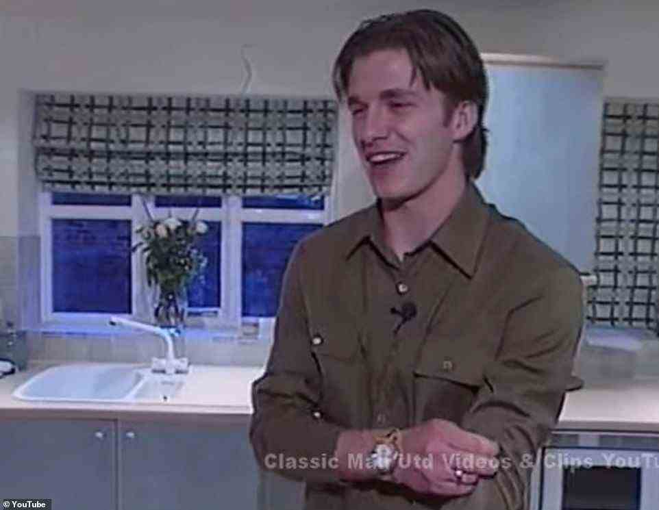 Rückblick: David Beckham ist zu sehen, wie er Sky Sports-Moderator Rob McCaffery in ausgegrabenem Filmmaterial eine Tour durch das erste gemeinsame Zuhause seiner damaligen Freundin Victoria gibt