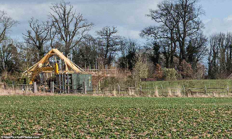 In Arbeit: David Beckham und seine Frau Victoria haben mit der Arbeit an einem neuen Maschinenlager in ihrem 6 Millionen Pfund teuren Bauernhaus in den Cotswolds begonnen
