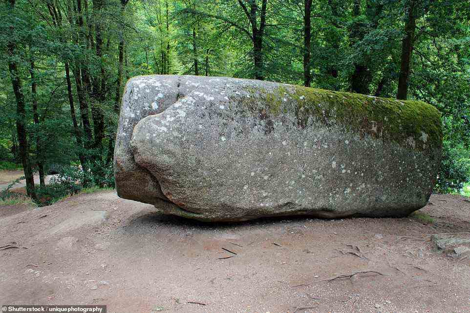 To boulder go: Abgebildet ist der 137 Tonnen schwere „Trembling Rock“ in der Gemeinde Huelgoat in Frankreich, so genannt, weil er, wenn man ihn an die richtige Stelle drückt, hin und her schwankt