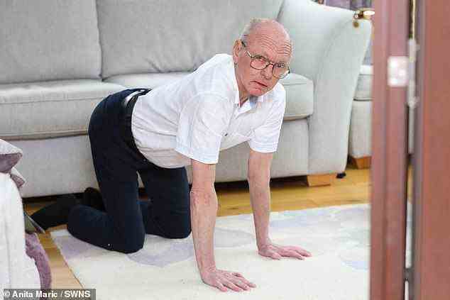 Alan Bentley (im Bild), 63, aus Leek in Staffordshire, war gezwungen, den größten Teil seines Lebens wegen harter Schwielen, die seine Füße bedeckten, verursacht durch das Olmsted-Syndrom, in seinem Haus herumzukriechen