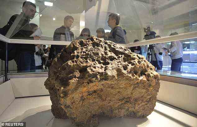 Der Tscheljabinsker Meteorit (im Bild), der 2013 über Russland explodierte, könnte laut einer neuen Studie ebenfalls an dem massiven Einschlag beteiligt gewesen sein, der den Mond formte