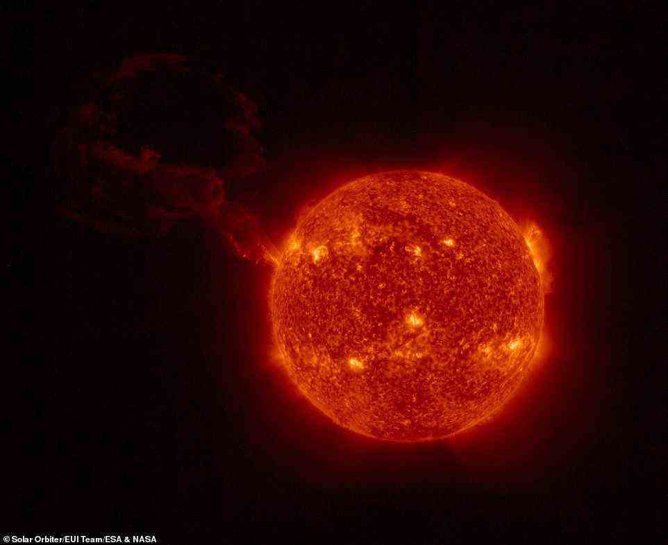 Explosion: Eine riesige Eruption der Sonne (im Bild) wurde von der Sonde Solar Orbiter mit der Kamera eingefangen.  Es ist die größte derartige Eruption, die jemals in einem einzigen Bild mit der gesamten Sonnenscheibe im Bild beobachtet wurde, sagte die Europäische Weltraumorganisation