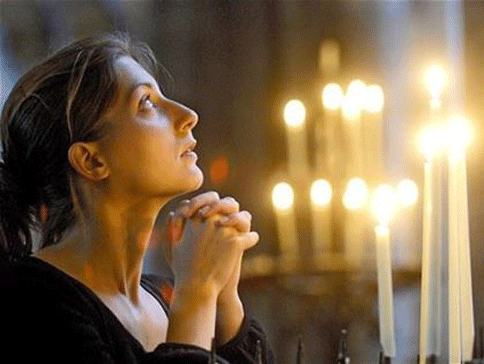 Auf diesem Bild ist eine Frau tief im Gebet zu sehen.  Die Glaubensgemeinschaft von Pastor Andrew Moroz hat sich in ihrer schwierigen Zeit für die Menschen in der Ukraine versammelt, sagte er Fox News Digital am Samstag, den 26. Februar 2022.
