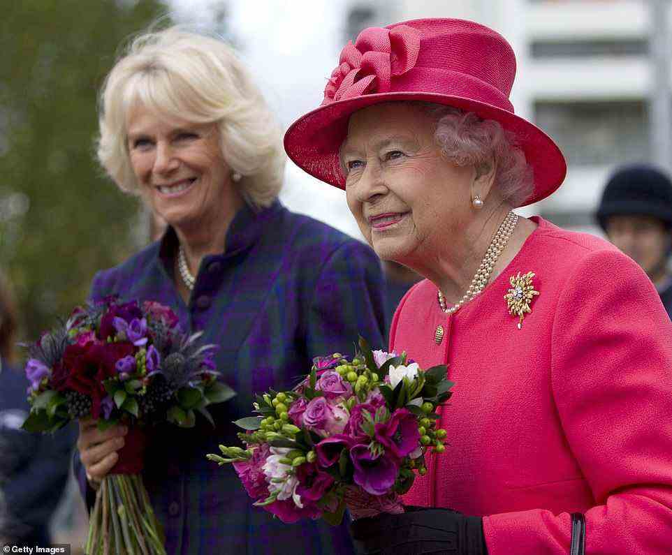 Wie sich herausstellte, war die Queen so erpicht darauf, Camilla zur nächsten Queen Consort zu machen, dass sie Boris Johnson nicht zu dieser Entscheidung konsultierte