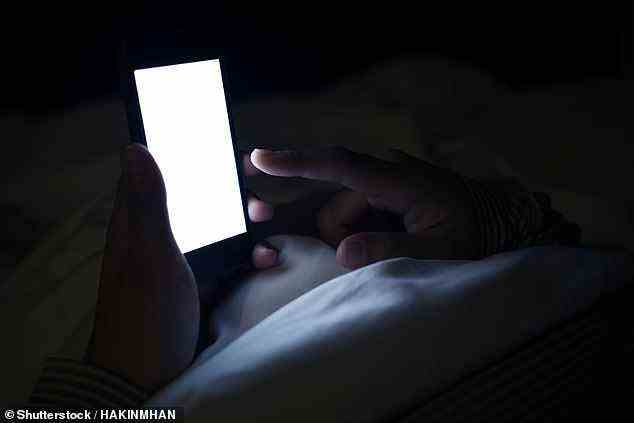 Neue Forschungsergebnisse deuten darauf hin, dass die Verwendung von Bildschirmen zur Schlafenszeit Ihren Schlaf nicht negativ beeinflussen sollte, solange Sie vor dem Schlafengehen weniger als eine Stunde Technologie verwenden