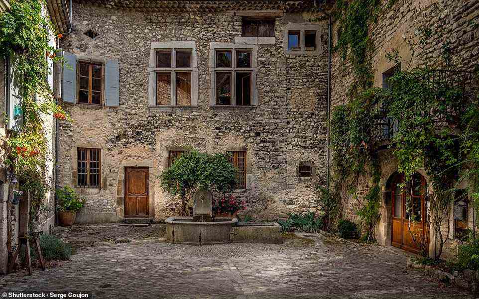 Die endgültige Liste der schönsten Dörfer wurde zusammengestellt, um die wertvollen ländlichen Städte Frankreichs zu erhalten.  Abgebildet ist der Place de la Concorde, der in einer der Neuzugänge des Buches, Chatillon-en-Diois, zu finden ist