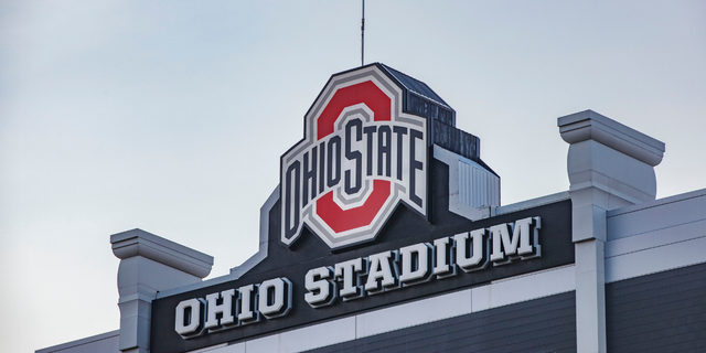 Das Logo der Ohio State University an der Spitze des Ohio Stadium bei Sonnenuntergang an einem Sommertag auf dem Campus der Ohio State University. 