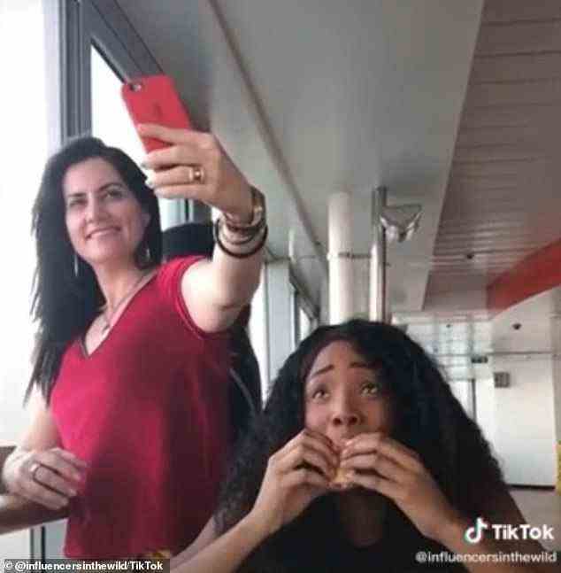 Siane Wilson, eine Sängerin und Reisebloggerin, versuchte gerade, ihren Burger in Ruhe zu essen, als ein Fremder in ihren Bereich eindrang und anfing, Selfies über ihren Kopf zu machen