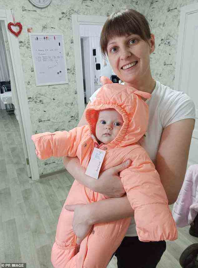 Iryna Zaiets und ihre kleine Tochter Oksana verbrachten 20 Stunden damit, nach Polen zu reisen, um vor dem militärischen Konflikt in der Ukraine zu fliehen, und warten auf die Genehmigung ihres australischen Visums
