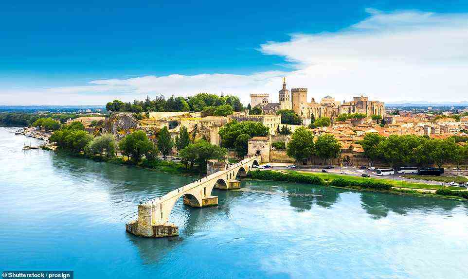 Lesley fährt auf der Tour von Riviera Travel durch Avignon am Ufer der Rhone, abgebildet
