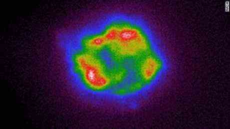 Dieses IXPE-Bild bildet die Intensität der Röntgenstrahlen von Cassiopeia A ab. Die Farben, darunter kühles Violett, Blau, Rot und Weiß, entsprechen der zunehmenden Helligkeit der Röntgenstrahlen. 