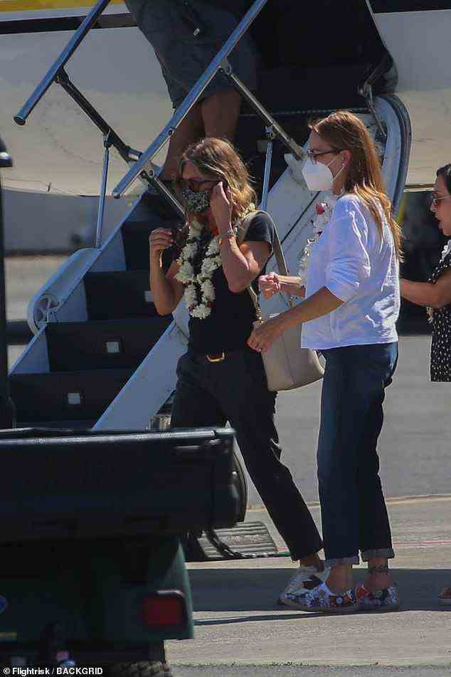 Das ist ein Wrap!  Jennifer Aniston, 52, wurde am Mittwoch beim Einsteigen in einen Jet aus Hawaii gesehen, nachdem sie ihre Szenen für Netflix' kommende Adam-Sandler-Komödie Murder Mystery fertig gedreht hatte