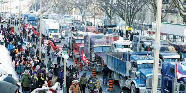 Lastwagen stehen in der Wellington Street in der Nähe der Parlamentsgebäude geparkt, während Lastwagenfahrer und ihre Unterstützer an einem Konvoi teilnehmen, um gegen die Impfmandate gegen die Coronavirus-Krankheit (COVID-19) für grenzüberschreitende Lastwagenfahrer in Ottawa, Ontario, Kanada, am 29. Januar 2022 zu protestieren. 