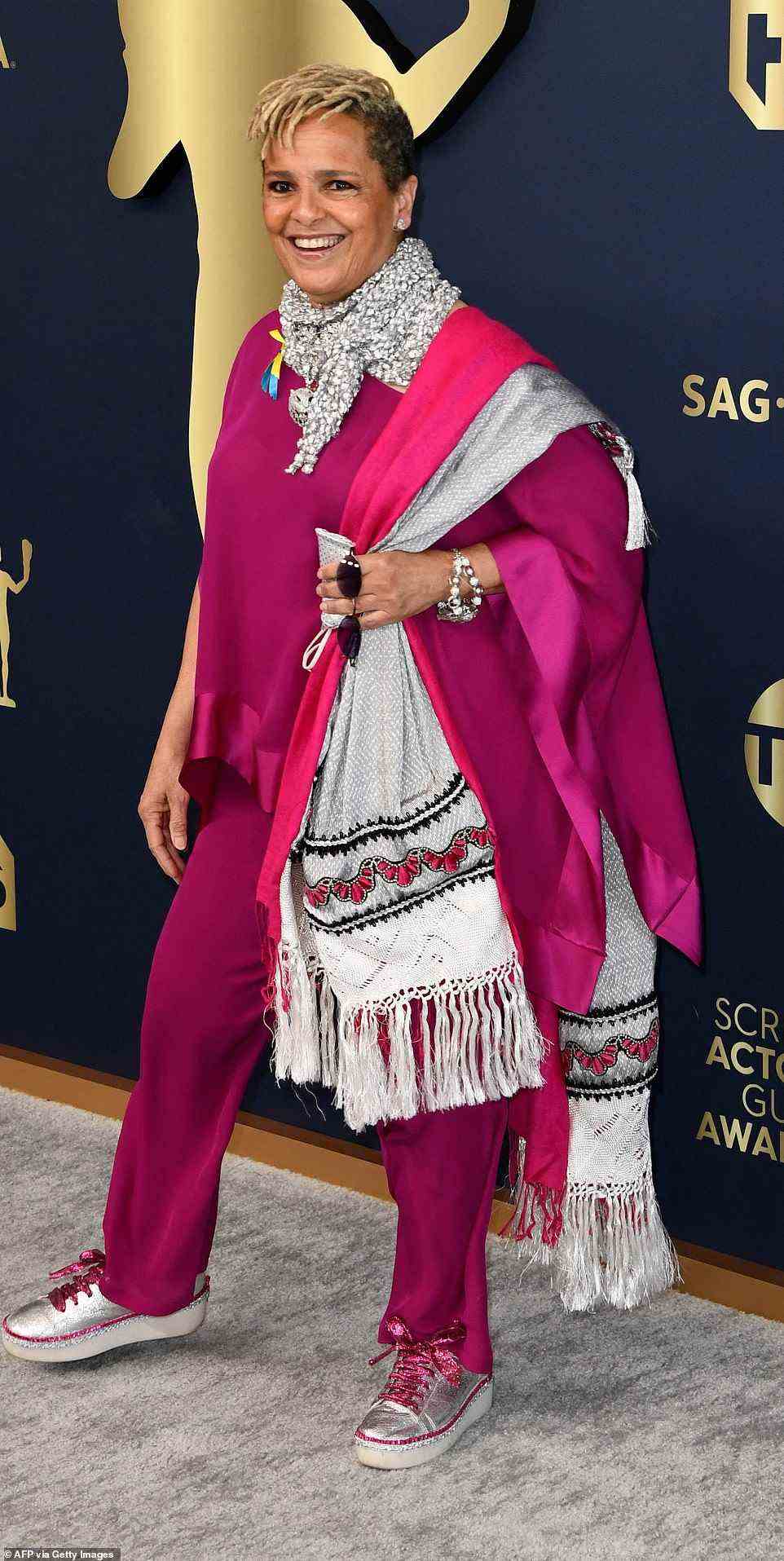 Oh je: Shari Belafonte hatte bei den 28. jährlichen SAG Awards am Sonntag einen totalen Modefehler in einem knallpinken Ensemble und einem langen Schal, den sie über ihre Schulter drapierte