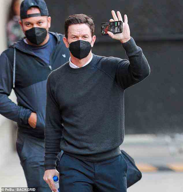 Telefon: Mark Wahlberg enthüllte eine mysteriöse Grafik auf seinem Telefon, als er am Dienstag auf dem Weg zu Jimmy Kimmel Live in Hollywood den Fans zuwinkte