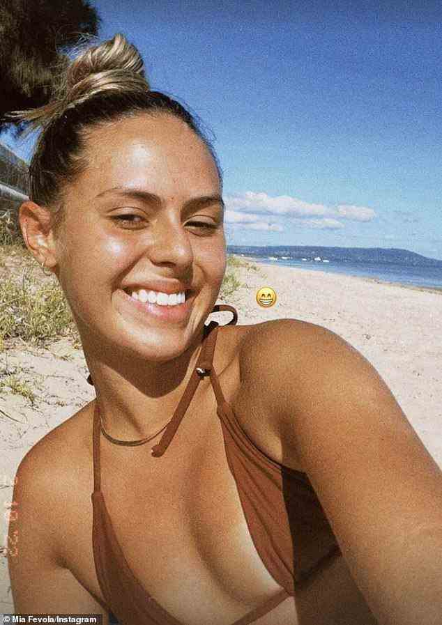 Sonne tanken!  Mia Fevola stellte ihre durchtrainierte Figur in einem knappen Bikini zur Schau, als sie einen entspannten Tag am Strand genoss