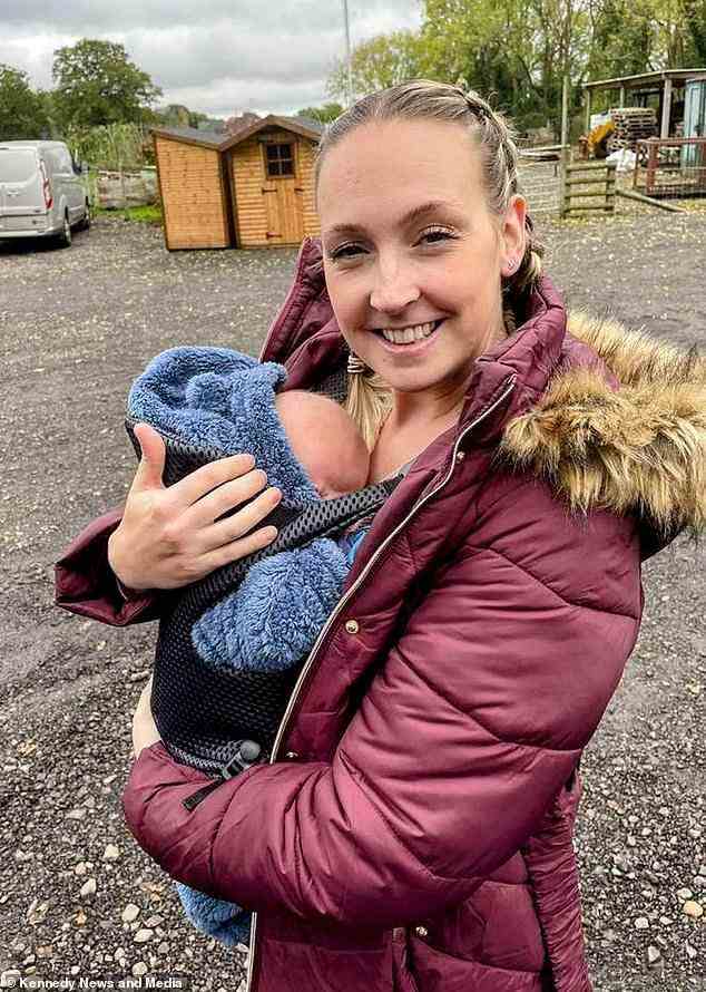 Rachael Rollisson, 32, aus Redditch, Worcestershire, bemerkte das Mal auf der rechten Seite ihrer Stirn vor Jahren, dachte aber, es sei nur ein Muttermal, abgebildet mit ihrem Baby James Rollisson