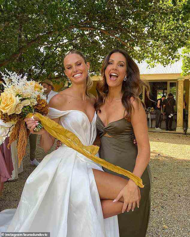 Freunde in der Tat: Laura Dundovic (rechts) teilte eine Reihe intimer Bilder, die bei der Hochzeit ihrer guten Freundin Natalie Roser (links) aufgenommen wurden