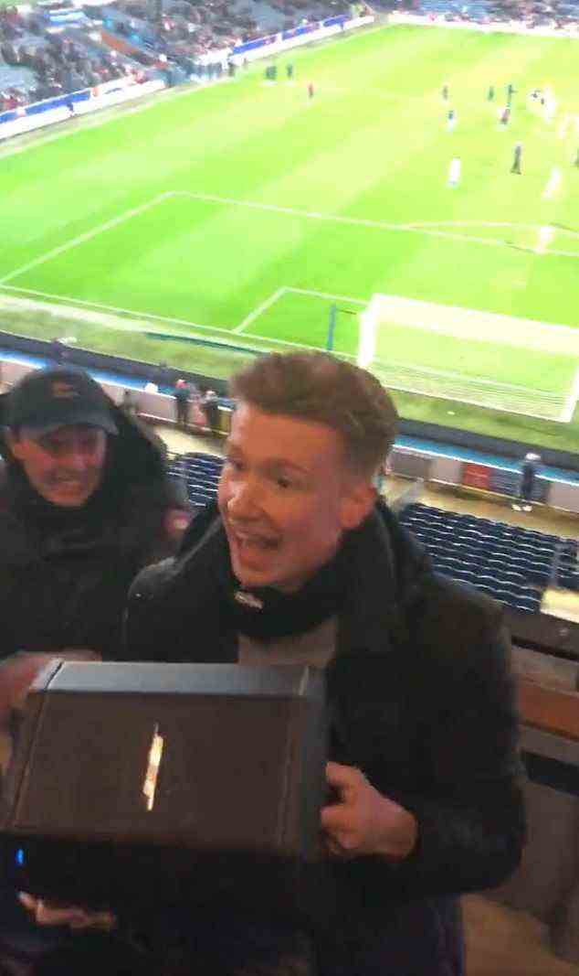 Ein Fan von Nottingham Forest schmuggelte für den 2:0-Sieg seiner Mannschaft einen riesigen Lautsprecher in den Ewood Park