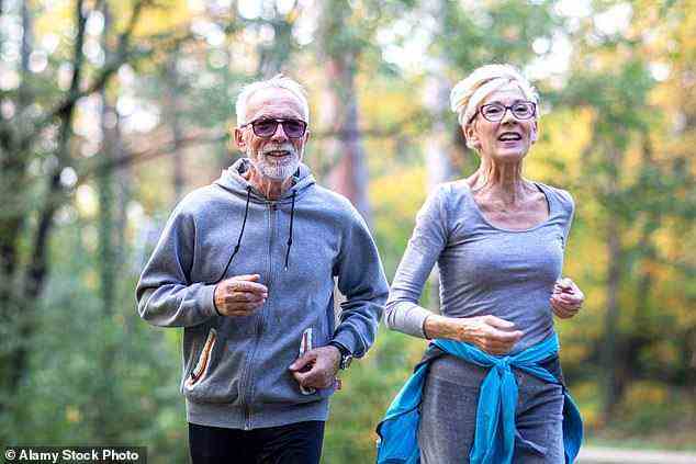 Eine Studie mit fast 6.000 Briten im Alter von über 50 Jahren zeigt, dass mindestens einmal pro Woche kräftige Aktivitäten wie Laufen, Schwimmen oder Tennis erforderlich sind, um Muskel-Skelett-Schmerzen langfristig abzuwehren