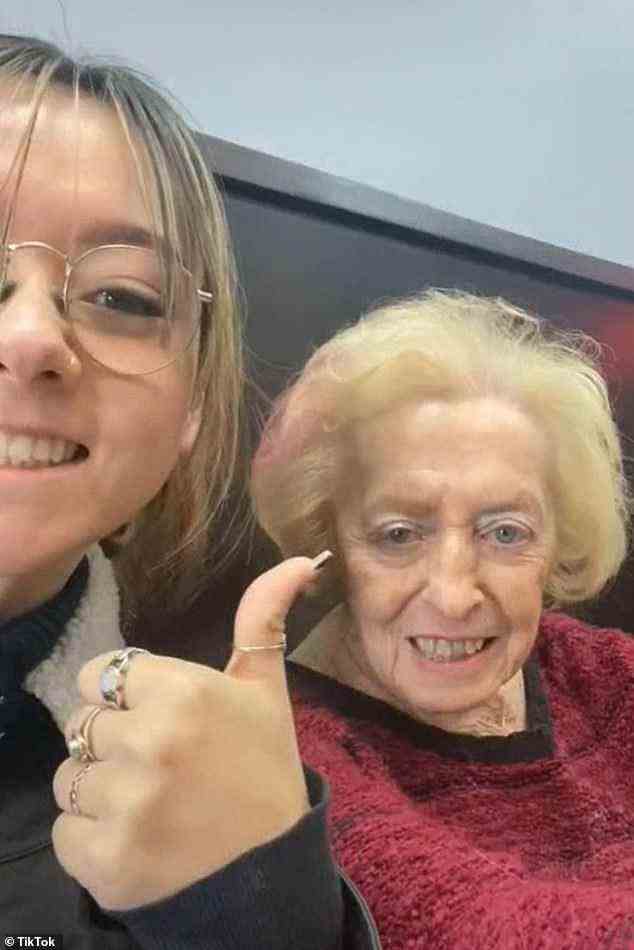 Eine junge Frau aus Michigan nahm ihre Großmutter mit, um sich zu ihrem 90. Geburtstag passende Tattoos stechen zu lassen