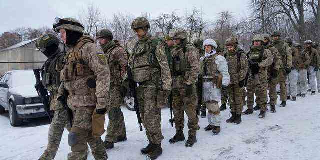 Mitglieder der Territorialen Verteidigungskräfte der Ukraine, freiwillige Militäreinheiten der Streitkräfte, trainieren am Samstag, 22. Januar 2022, in einem Stadtpark in Kiew, Ukraine. 