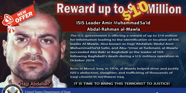Ein Plakat, das eine Belohnung in Höhe von 10 Millionen US-Dollar für Informationen über Abu Ibrahim al-Hashimi al-Qurayshi bewirbt, der auch den Namen Amir Muhammad Sa'id Abdal-Rahma al-Mawla trug.
