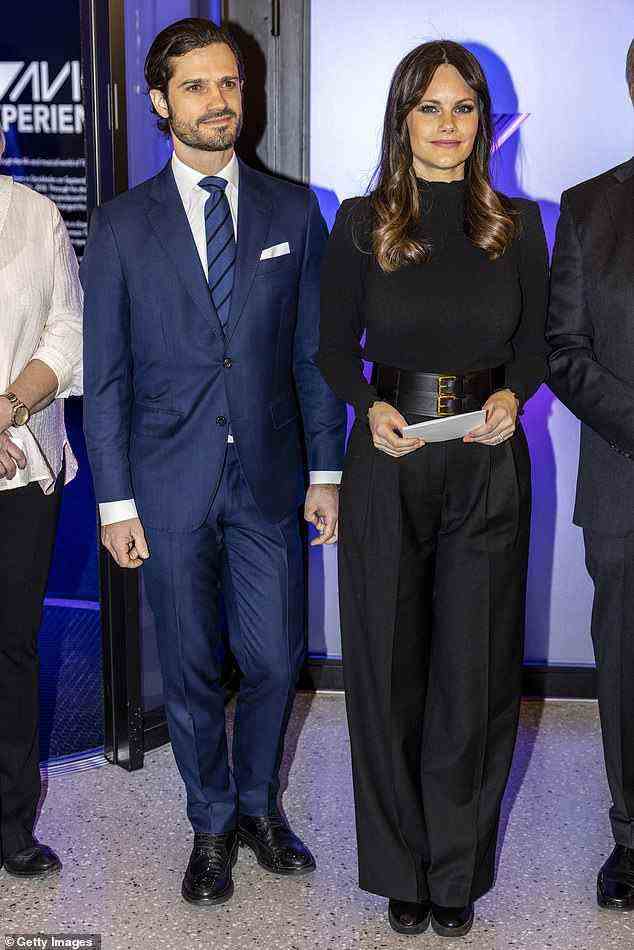 Prinzessin Sofia und Prinz Carl Philip von Schweden (zusammen abgebildet) sahen so stilvoll aus wie immer, als sie an der Eröffnung eines neuen interaktiven Museums teilnahmen, das dem schwedischen DJ Avicii in Stockholm gewidmet war