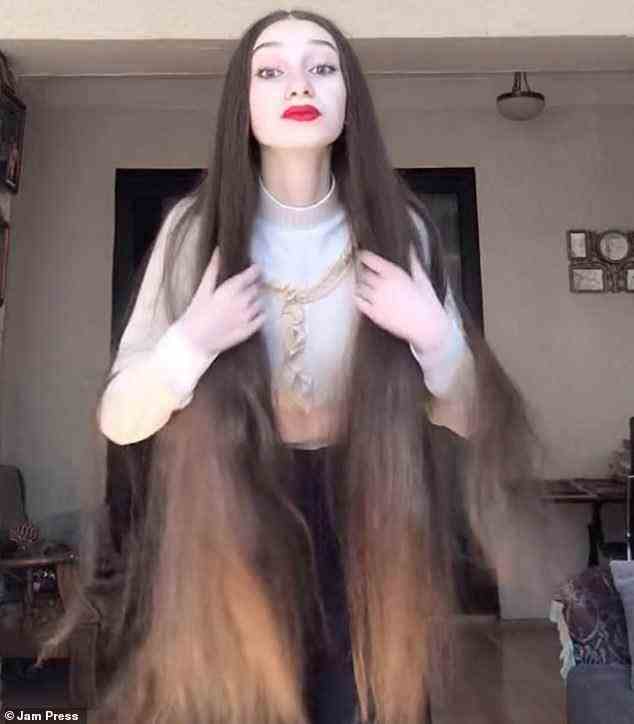 Anano Mirtskhulava, 14, eine Tänzerin aus Tiflis, Georgien, liebte es schon immer, ihre langen Haare zur Schau zu stellen.  Um ihr Haar gesund zu halten, wusch Anano es zwei- oder dreimal pro Woche, was jedes Mal etwa eine Stunde dauerte, und benutzte auch ein Haarpeeling, um „bei der Aktivierung der Follikel zu helfen“.