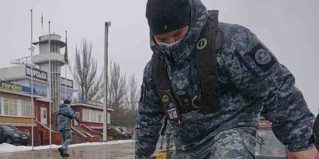 Ein ukrainischer Grenzschutzbeamter nach einer Patrouille im Asowschen Meer, Gewässern in der Nähe von Mariupol, Gebiet Donezk, in der Ostukraine, am 2. Februar.
