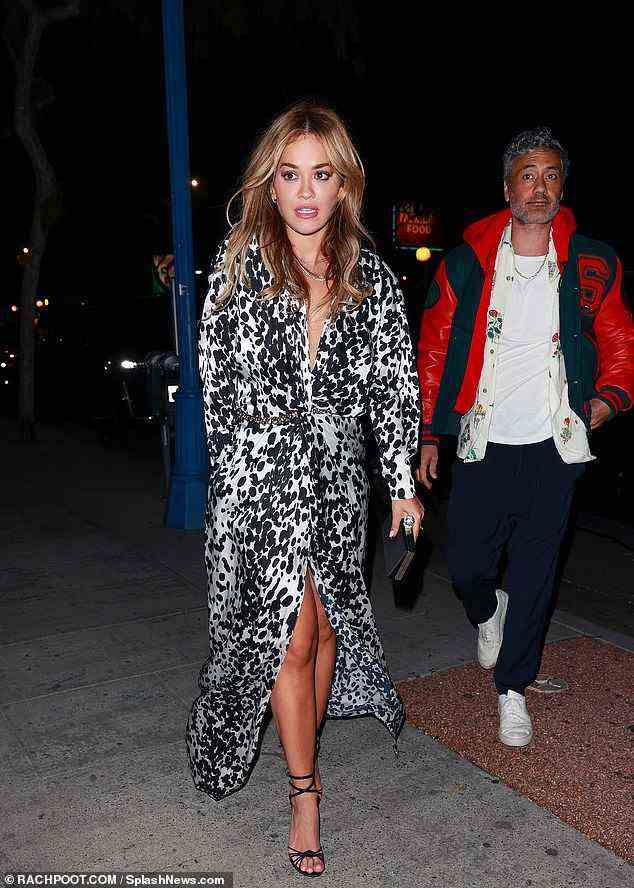 Glow: Rita Ora sah sensationell aus, als sie am Samstag mit Beau Taika Waititi in Los Angeles zum Abendessen ausstieg