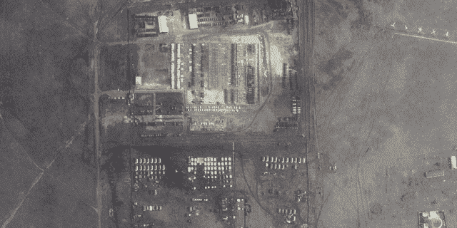 Dieses von Maxar Technologies bereitgestellte Satellitenbild zeigt Truppen, die sich am Dienstag auf einem Übungsgelände in Novoozernoye auf der Krim versammelt haben.