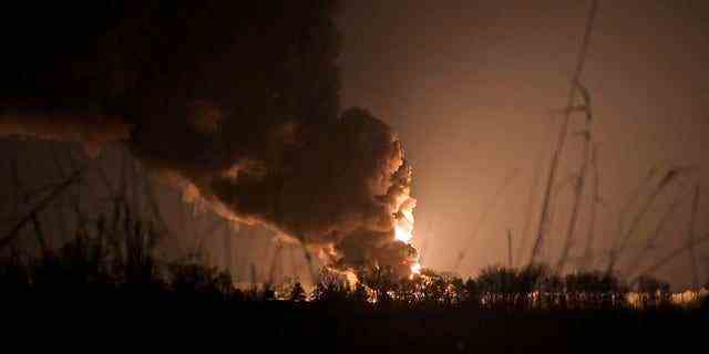 Eine Ansicht zeigt ein brennendes Öldepot, das Berichten zufolge von Beschuss in der Nähe des Militärflugplatzes Vasylkiv in der Region Kiew, Ukraine, am 27. Februar 2022 getroffen wurde. REUTERS/Maksim Levin