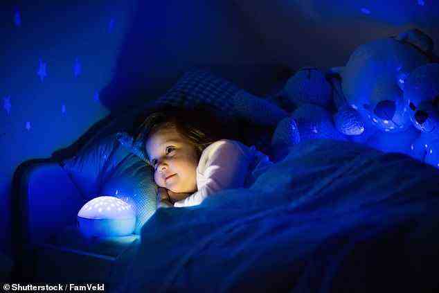 Es könnte an der Zeit sein, das Nachtlicht Ihres Kindes fallen zu lassen, da neue Forschungsergebnisse warnen, dass selbst die geringste Exposition seinen Schlaf stören könnte (Archivbild)