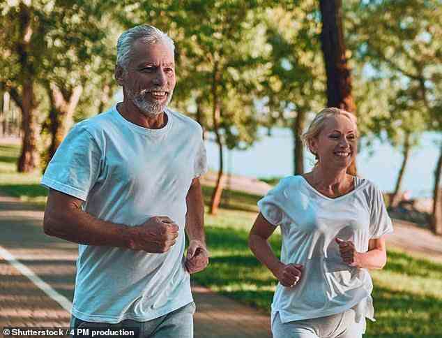 Bis ins mittlere Alter fit zu bleiben, kann laut einer Studie das Risiko, an Alzheimer zu erkranken, um bis zu einem Drittel senken.  Selbst kleine Fortschritte bei der Herz- und Lungengesundheit können von großem Nutzen sein