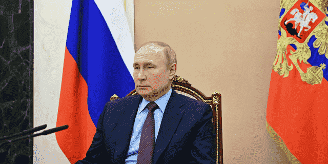 Der russische Präsident Wladimir Putin nimmt am 14. Februar 2022 an einem Treffen mit dem russischen Verteidigungsminister Sergej Schoigu im Kreml in Moskau teil. 