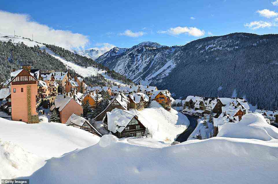 Winterwunderland: Abgebildet ist die verschneite Berglandschaft von Baqueira im Herzen der Pyrenäen