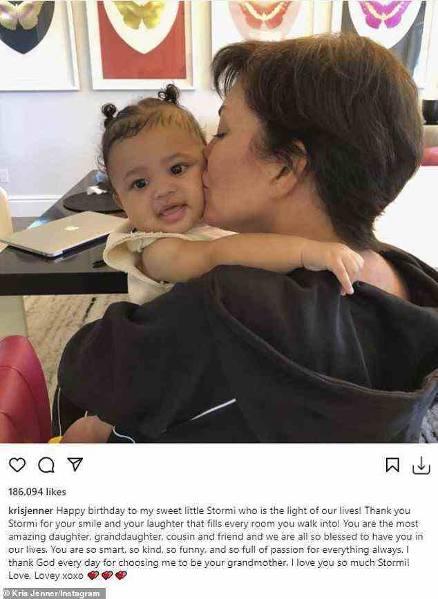 Die süßeste Note: Stormi wird vier!  Und um ihre Geburtstagsfeierlichkeiten zu beginnen, ging ihre Großmutter Kris Jenner zu Instagram, um ihr den glücklichsten vierten Geburtstag zu wünschen