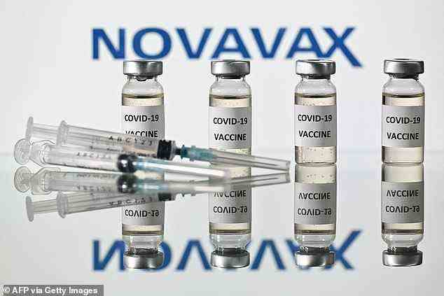 Der Novavax-COVID-19-Impfstoff hat einige Gesundheitsexperten begeistert, da die Impfung eher ein Standard-Impfstoff auf Proteinbasis ist und leichter gelagert und transportiert werden kann als andere Impfstoffe.  Das Unternehmen strebt eine FDA-Zulassung an, um seinen Schuss bei Erwachsenen in den USA zu verwenden (Aktenfoto)